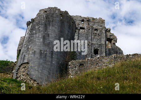 Das historische Dorf Corfe, Dorset, England, UK. Die Burgruine steht auf die Purbeck Hills mit Blick auf das Dorf Stockfoto