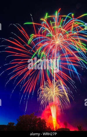 4. Juli Feuerwerk über eine Bergwiese bei Dämmerung, Stowe, Vermont, USA. Stockfoto