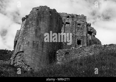 Das historische Dorf Corfe, Dorset, England, UK. Die Burgruine steht auf die Purbeck Hills mit Blick auf das Dorf Stockfoto