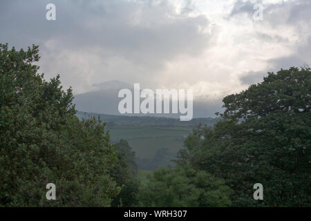 Bedeckt die Berge entlang das Tal von Conwy in die Berge von Snowdonia an einem Sommerabend in der Nähe des Dorfes Eglwysbach Conwy in Wales Stockfoto