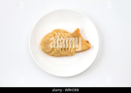 Japanische Süßwaren Taiyaki Fisch Kuchen auf dem Teller auf weißem Hintergrund Stockfoto