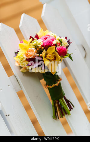 Ein schöner Blumenstrauß aus verschiedenen Blumen auf einem lattenzaun. Stockfoto