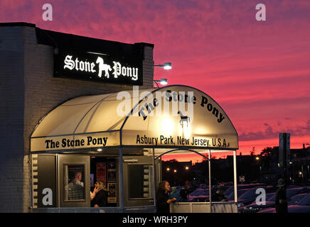 Die Sonne als Konzertbesucher kommen für eine Show Sept. 5, 2019, im Stone Pony, in Asbury Park, New Jersey. Stockfoto