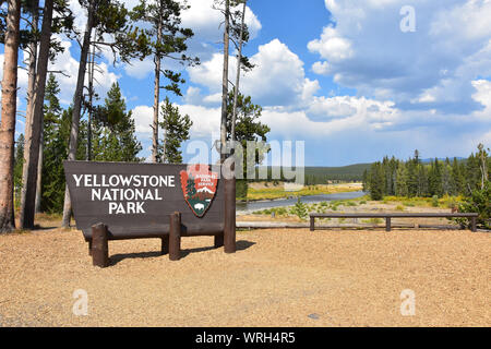 Schild am Südeingang des Yellowstone National Park, Wyoming, USA Mit der Snake River im Hintergrund Stockfoto