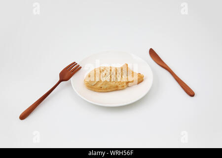 Japanische Süßwaren Taiyaki Fisch Kuchen auf dem Teller auf weißem Hintergrund Stockfoto