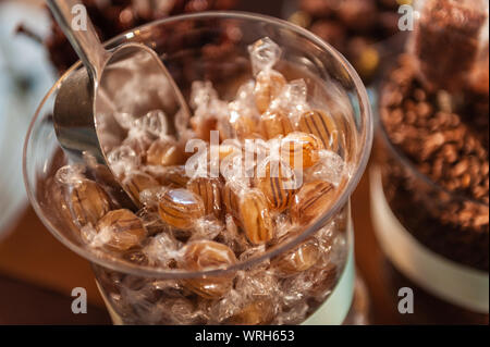 Harten Karamell Bonbons im Glas. Stockfoto