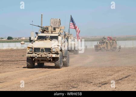 Us-amerikanische und türkische Streitkräfte führen einen gemeinsamen Boden Patrouille innerhalb der Sicherheitsmechanismus, der Bereich im Nordosten, Syrien, Sept. 8, 2019. Die patrouille erlaubt sowohl Militärs aus erster Hand zu beobachten - Fortschritte bei zerstört YPG Befestigungsanlagen und Bereiche, in denen YPG Elemente freiwillig die Gegend zog. Der Sicherheitsmechanismus, der bestimmt ist in der Türkei die Sicherheitsbedenken, die Gewährleistung der Sicherheit im Nordosten Syriens, so ISIS nicht reemerge, und lassen Sie sich die Koalition auf das Erreichen der dauerhaften Niederlage von ISIS fokussiert zu bleiben. Die US-amerikanischen und türkischen Militärs sind derzeit konkrete Schritte zusammen zu Stockfoto