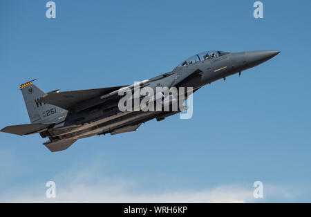 Eine F-15E Strike Eagle fighter Jet zum 17 Waffen Geschwader zugewiesen ist, weg von der Nellis Air Force Base, Nevada, Aug 8, 2019. Die US Air Force Waffen Schule bildet taktische Experten und Führer zu steuern und Luft-, Raumfahrt- und Cyber Space im Namen der gemeinsamen Kraft nutzen. (U.S. Air Force Foto von Airman 1st Class Dwane R. Young) Stockfoto