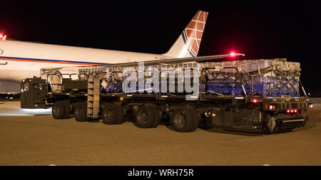 Ein K-Lader mit 5 Paletten wartet in Position Antenne Anschluss 436th Squadron Ramp Services Personal bis Sept. 8, 2019 rangiert werden, in Dover Air Force Base, Del. Der Luftverkehr Internationale Boeing757-200 Flugzeugen, Teil der Civil Reserve Air Fleet Programm, wurde beauftragt, die Ladung Paletten und 30 Team Dover Mitglieder zu Fairchild AFB, Washington zu transportieren, die Teilnahme an der Mobilität Guardian 2019. "Zur Unterstützung der Übung Mobilität Guardian 2019, Air Mobility Command vertraglich Verkehrsflugzeuge zu aktivieren simulieren CRAF erstmals seit langer Zeit die Kennzeichnung, AMC hat eine kommerzielle Stockfoto