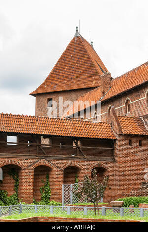 Fragment der Stadtmauer und die Wachtturm-gesellschaft Marienburg. Die Marienburg. Polen. Stockfoto