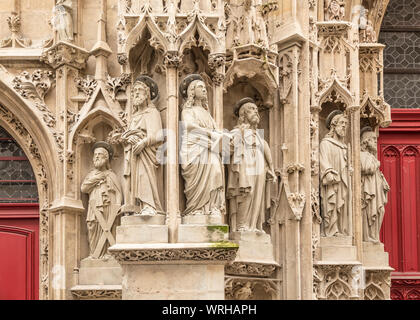 Statuen von Heiligen auf der Fassade der Kirche Saint-Merry. Paris. Frankreich Stockfoto