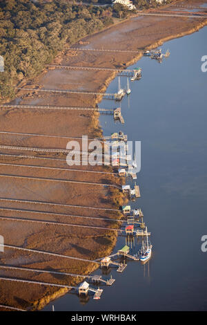 Luftaufnahme von Segelbooten und dockt bei Sonnenuntergang Stockfoto