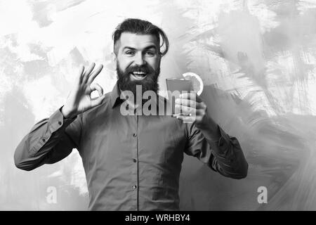 Bärtiger Mann, langer Bart. Brutaler kaukasischer, lächelnder