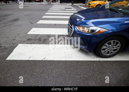 Auto fahren über zebrastreifen in der Schleife zentralen Stadt von Chicago Chicago Illinois USA Stockfoto