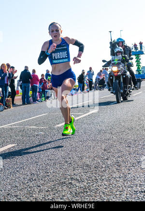 Frauen Elite runner Charlotte Purdue konkurrieren in der 2019 Great North Run von Newcastle nach South Shields, England, UK Stockfoto