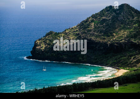 Luftbild mit Blick auf die tropische Insel Kauai und den Pazifischen Ozean, Hawaii, USA Stockfoto