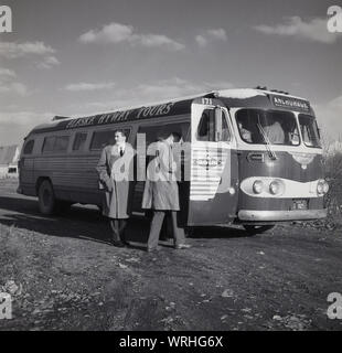 1950, historische, zwei Männer an Bord eines Sightseeing Bus von Alaska Hyway Touren in Anchorage, Alaska, USA von Gray Line, ein weltweit führender Anbieter von Stadtrundfahrten in 1910 von Louis Bush in Washington D. C. gegründet Stockfoto