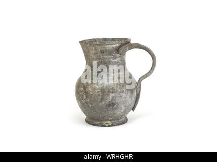 Alte pewter Stein, auf weißem Hintergrund. Stockfoto