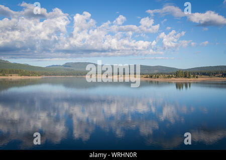 Eine schöne Landschaft von der weniger bekannten öffentlichen Land an Prosser Reservoir in Truckee in der Nähe von Lake Tahoe in den frühen Morgen im späten Sommer. Stockfoto