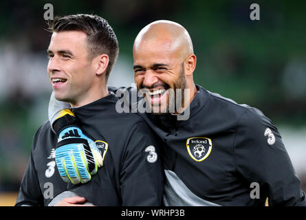 Republik Irland Seamus Coleman (links) und Darren Randolph in der pre-match Aufwärmen vor dem Internationalen freundlich im Aviva Stadium, Dublin. Stockfoto