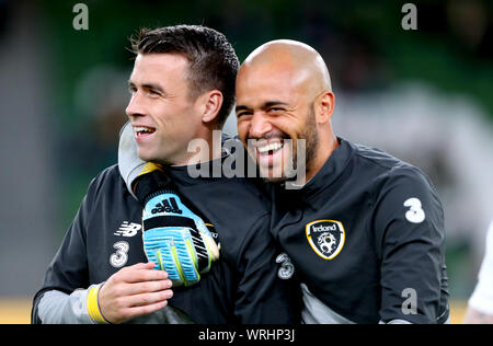 Republik Irland Seamus Coleman (links) und Darren Randolph in der pre-match Aufwärmen vor dem Internationalen freundlich im Aviva Stadium, Dublin. Stockfoto