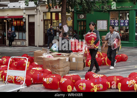 London, Großbritannien. 10 Sep, 2019. 10. September 2019. London, Großbritannien. Chinatown in Soho bereitet sich für Chinesische traditionelle Mitte Herbst Festival mit Lichterketten dekoriert rote Laternen über der Straße aufgereiht. Kredit Peter Hogan/Alamy Credit: Peter Hogan/Alamy leben Nachrichten Stockfoto