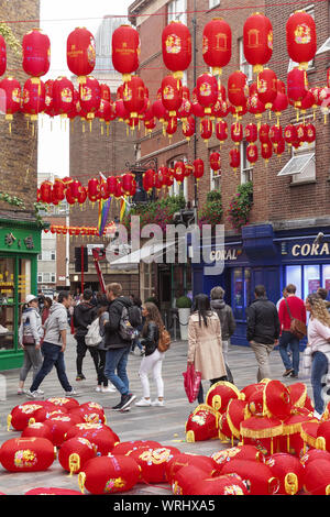 London, Großbritannien. 10 Sep, 2019. 10. September 2019. London, Großbritannien. Chinatown in Soho bereitet sich für Chinesische traditionelle Mitte Herbst Festival mit Lichterketten dekoriert rote Laternen über der Straße aufgereiht. Kredit Peter Hogan/Alamy Credit: Peter Hogan/Alamy leben Nachrichten Stockfoto