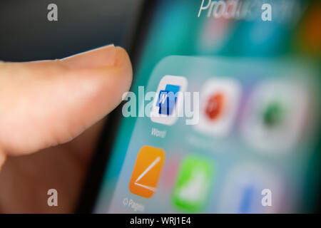 Bangkok, Thailand - 17. Juli 2019 : Microsoft Word Application Icon auf dem iPhone 7. Stockfoto