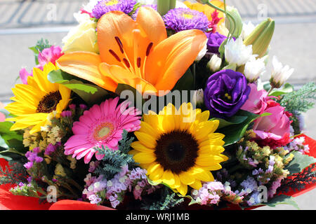 Bunt gemischt Blumenstrauß mit verschiedenen Frühlingsblumen Stockfoto