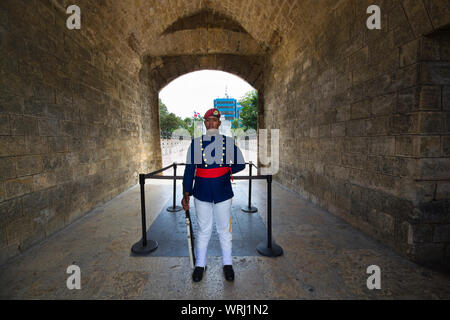 SANTO DOMINGO, DOMINIKANISCHE REPUBLIK - 26. JUNI 2019: bewaffnete Wächter in La Puerta del Conde (Count's Gate), dahinter befindet sich Independence Park und Altar von t Stockfoto