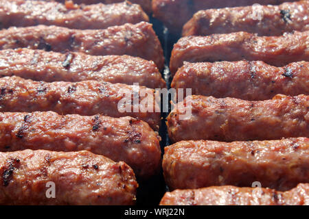 Gegrilltes Fleisch, Brötchen, Mici oder Mititei, traditionelle frische Rumänischen bbq Grill Speisen auf dem Grill draußen in der Natur gekocht Stockfoto