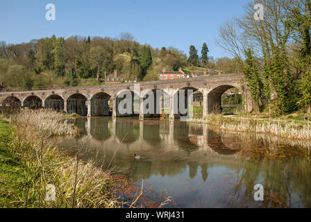 Das Eisenbahnviadukt überquert den Upper Furnace Pool bei Coalbrookdale in Shropshire Stockfoto