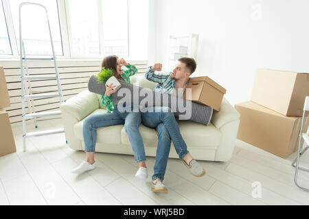 Mann und Frau Kampf gegen einander an. Familie Streit, Showdown, Aufteilung des Eigentums, Scheidung. Der Kampf von Frauen und Männern. Stockfoto