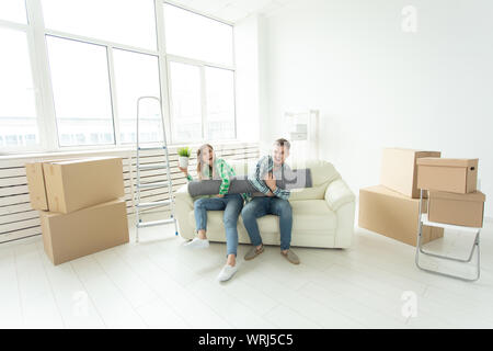 Mann und Frau Kampf gegen einander an. Familie Streit, Showdown, Aufteilung des Eigentums, Scheidung. Der Kampf von Frauen und Männern. Stockfoto