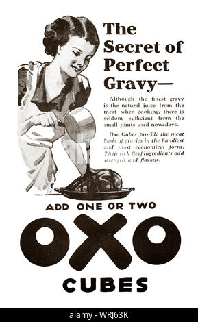 Anfang der 1930er Jahre, 'tween die Kriege Printwerbung für Oxo Cubes. Eine konzentrierte Rindfleisch Zutaten als Grundlage für die Soße verwendet. Ursprünglich eine konzentrierte, viskose Flüssigkeit Fleischextrakt entwickelt von der Extrakt des Meat Company (Lemco) Einführung der Marke Oxo im Jahr 1899. Allerdings sind die Kosten für die flüssigen Oxo blieb über der Reichweite vieler Familien und startete das Unternehmen ein Forschungsprojekt eine solide Version, die im Würfel für einen Pfennig verkauft werden könnten, zu entwickeln. Nach viel Forschung, der erste Oxo Cubes 1910 produziert wurden und weiter gesteigert der Oxo-Popularität. Stockfoto