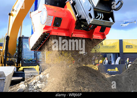 Hyvinkaa, Finnland. September 6, 2019. Baggeranbaugeräte ALLU D Transformator hydraulische Screener schaufel Anbaugerät Masse Abschirmung auf der Maxpo 2019. Stockfoto
