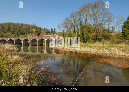 Das Eisenbahnviadukt überquert den Upper Furnace Pool bei Coalbrookdale in Shropshire mit Reflexionen im Wasser Stockfoto