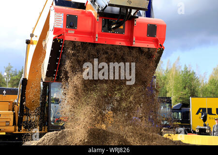 Hyvinkaa, Finnland. September 6, 2019. Baggeranbaugeräte ALLU D Transformator hydraulische Screener schaufel Anbaugerät Masse Abschirmung auf der Maxpo 2019. Stockfoto