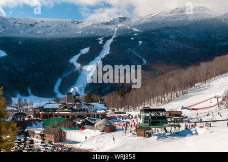 Fichte Peak Lodge im Winter mit Mt. Mansfield im Hintergrund, Stowe, Vermont, USA Stockfoto