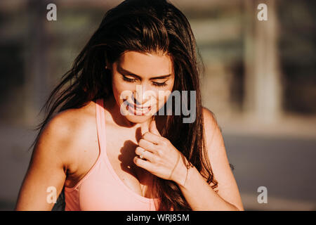 Latin Frau und brunette Oberflächen trainieren, tragen rosa Top und schwarzen leguins. Stockfoto