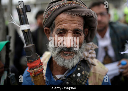 Sanaa, Jemen. 10 Sep, 2019. Ein Jemenitisches schiitischen Mann, hält seine Waffe, als er sich an eine religiöse Prozession durch Houthi Rebels statt der Tag der Ashura, der auf der zehnten Muharram, im ersten Monat im Islamischen Kalender fällt zu markieren. Ashura markiert den Tag, an dem Husayn ibn Ali, der Enkel des Islamischen Propheten Mohammed, in der Schlacht von Kerbela getötet wurde, die am 10. Oktober 680 gekämpft wurde. Credit: Hani Al-Ansi/dpa/Alamy leben Nachrichten Stockfoto