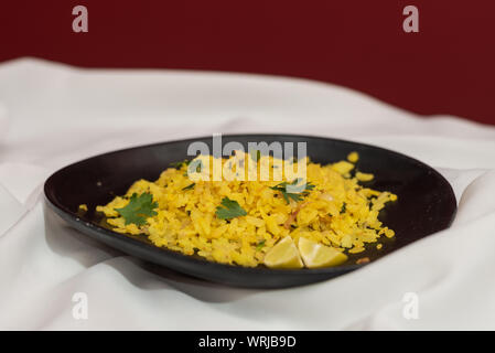 Der traditionellen westlichen Indischen Frühstück mit Reis Flocken (abgeflacht Reis) genannt Aloo Pohe Stockfoto