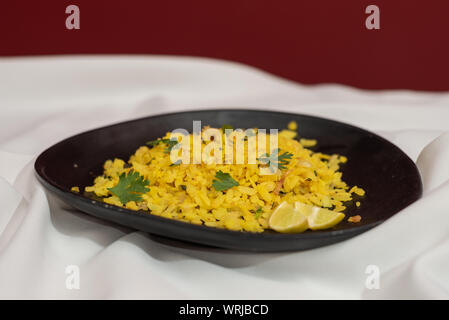 Der traditionellen westlichen Indischen Frühstück mit Reis Flocken (abgeflacht Reis) genannt Aloo Pohe Stockfoto