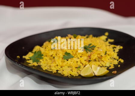 Der traditionellen westlichen Indischen Frühstück mit Reis Flocken (abgeflacht Reis) genannt Aloo Pohe Stockfoto