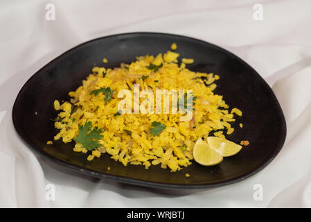 Der traditionellen westlichen Indischen Frühstück mit Reis Flocken (abgeflacht Reis) genannt Aloo Pohe Stockfoto