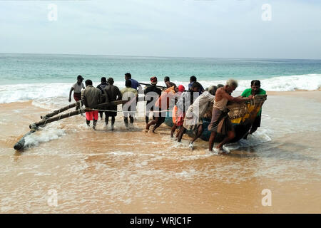 Koggala, Sri Lanka, Dec 03, 2018 Fischer Drücken der Boot auf dem Meer. Stockfoto