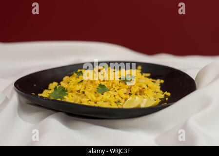 Der traditionellen westlichen Indischen Frühstück mit Reis Flocken (abgeflacht Reis) genannt Aloo Pohe Stockfoto