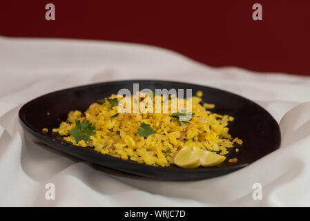 Der traditionellen westlichen Indischen Frühstück mit Reis Flocken (abgeflacht Reis) genannt Aloo Pohe Stockfoto