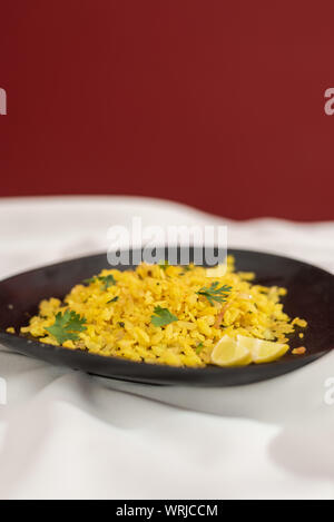 Der traditionellen westlichen Indischen Frühstück mit Reis Flocken (abgeflacht Reis) genannt Aloo Pohe Stockfoto