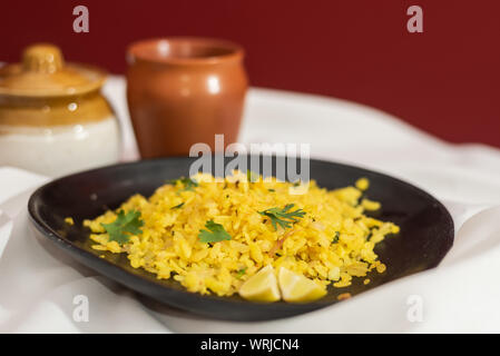 Der traditionellen westlichen Indischen Frühstück mit Reis Flocken (abgeflacht Reis) genannt Aloo Pohe Stockfoto